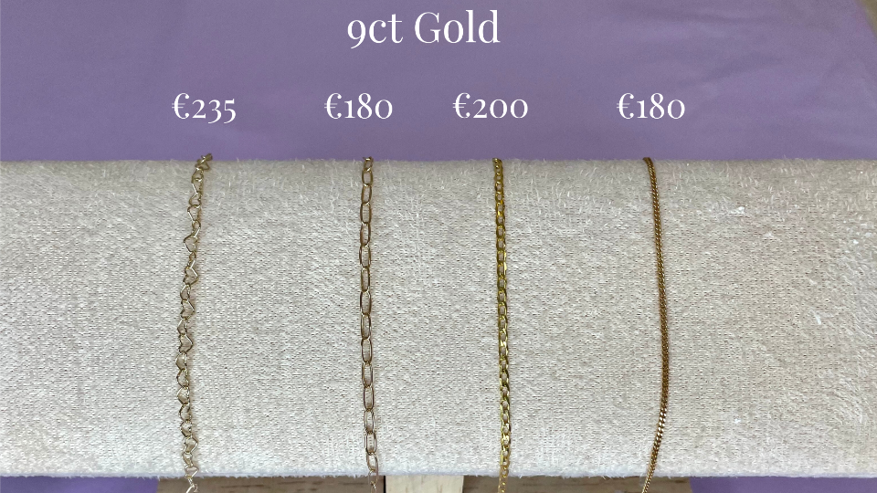 A series of four 9ct gold bracelets displayed on a stand, with varying prices in Euros.