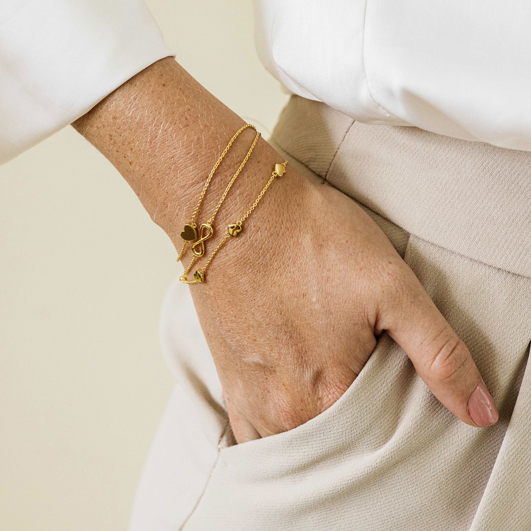 This delicate heart bracelet is perfect as an everyday staple.&nbsp;&nbsp;  925 Sterling Silver. Yellow Gold Plated Silver. B1016/B1016Y