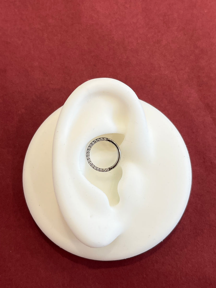 Pàve side facing crystal clicker ring