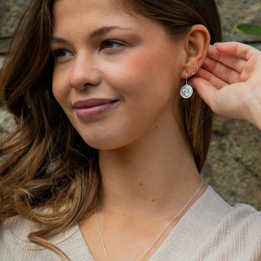 Dara Knot silver earrings Model